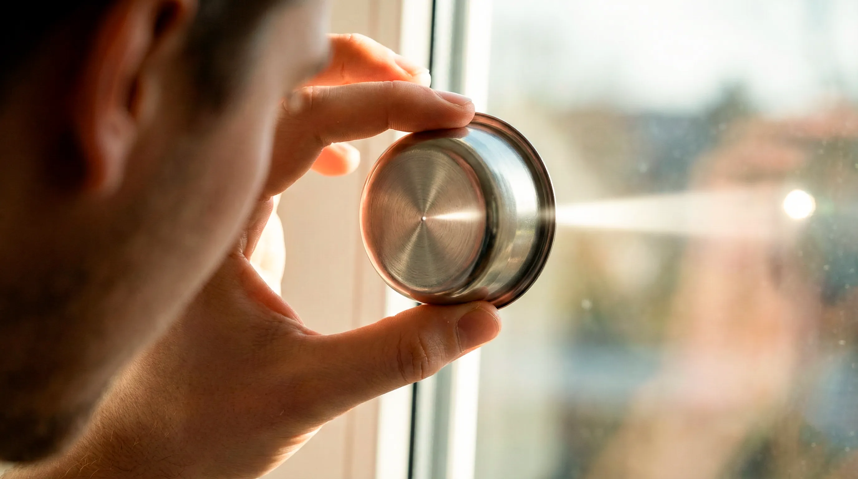 Проверка чистоты фильтра кофеварки на просвет